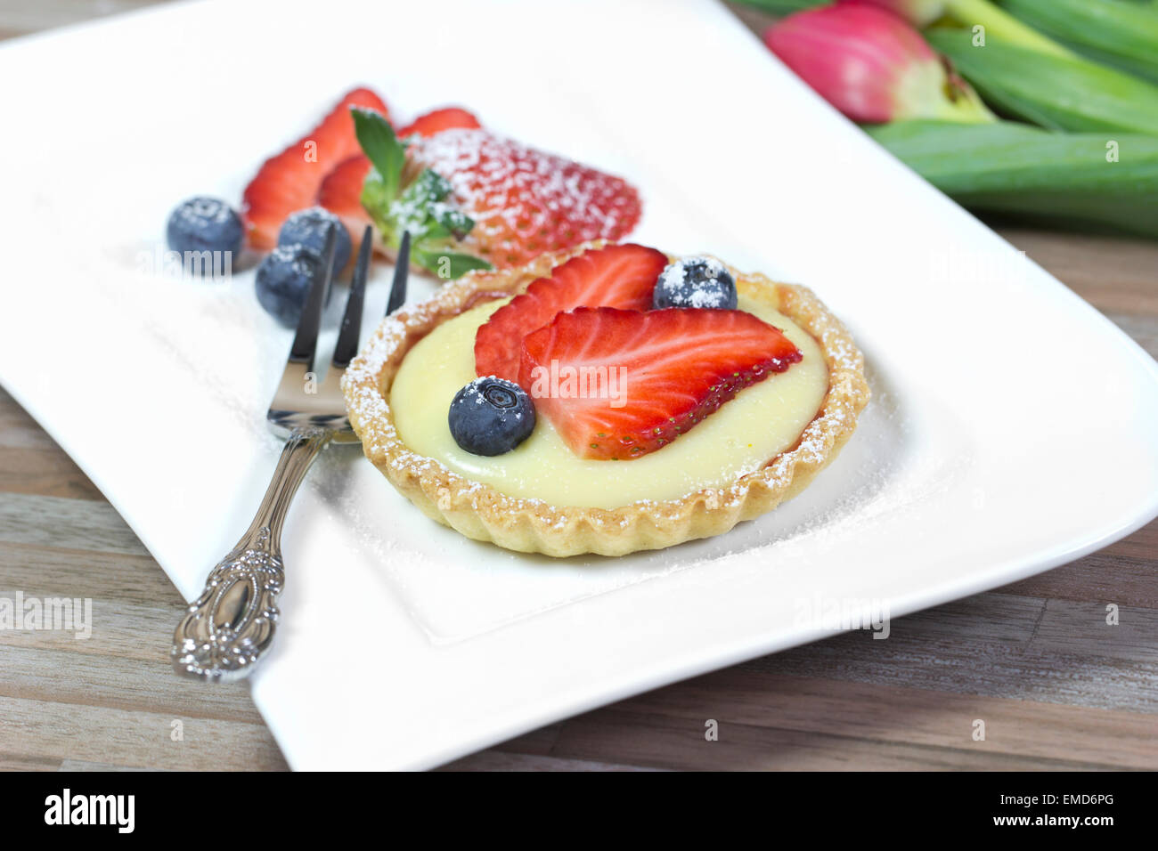 Mürbeteig-Tarte mit Vanille-Sahne, Erdbeeren und Heidelbeeren ...