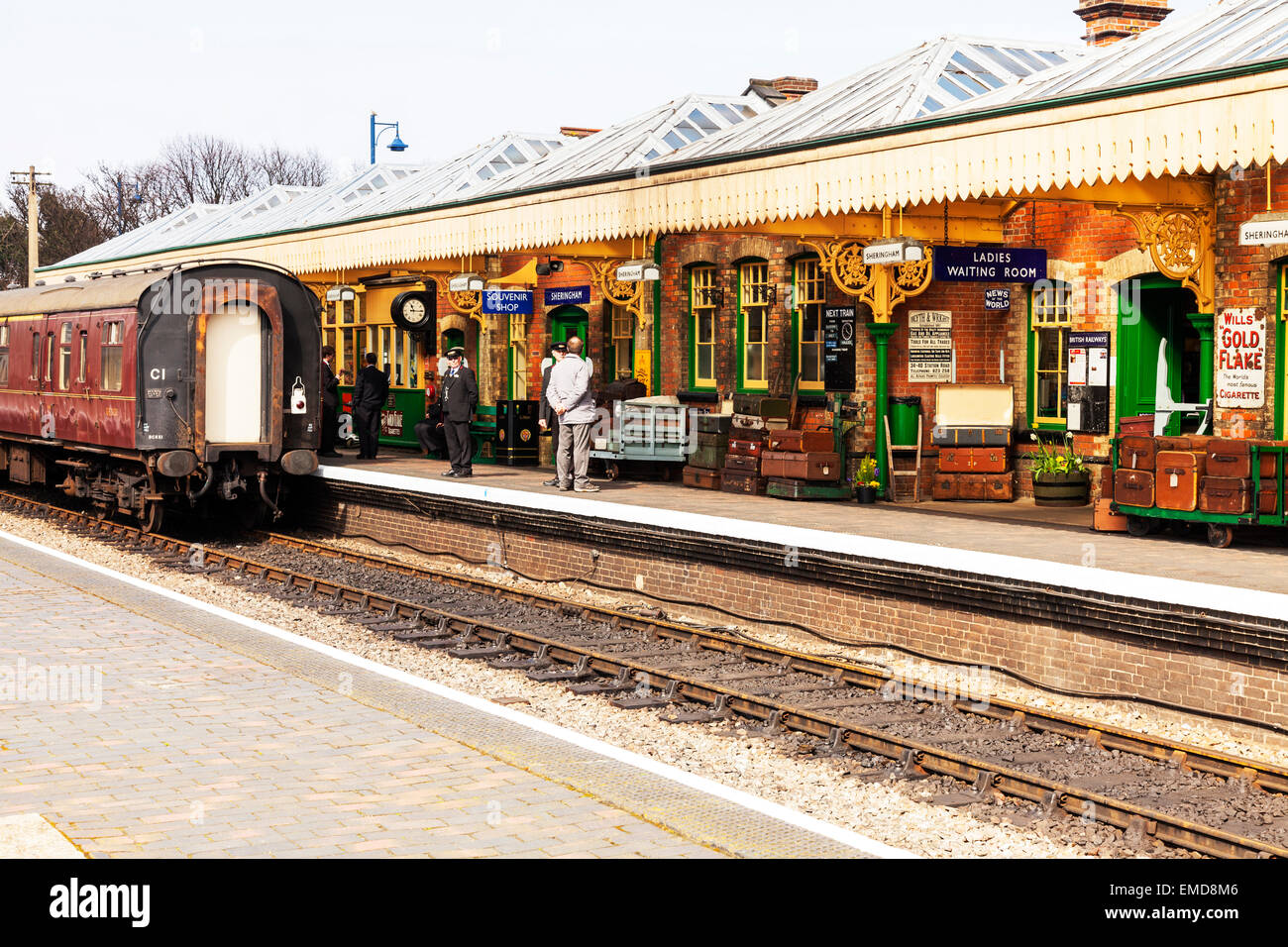 Sheringham Bahnsteig trainieren Gepäck Passagiere warten Track Schiene Bahnlinie North Norfolk UK England Stockfoto