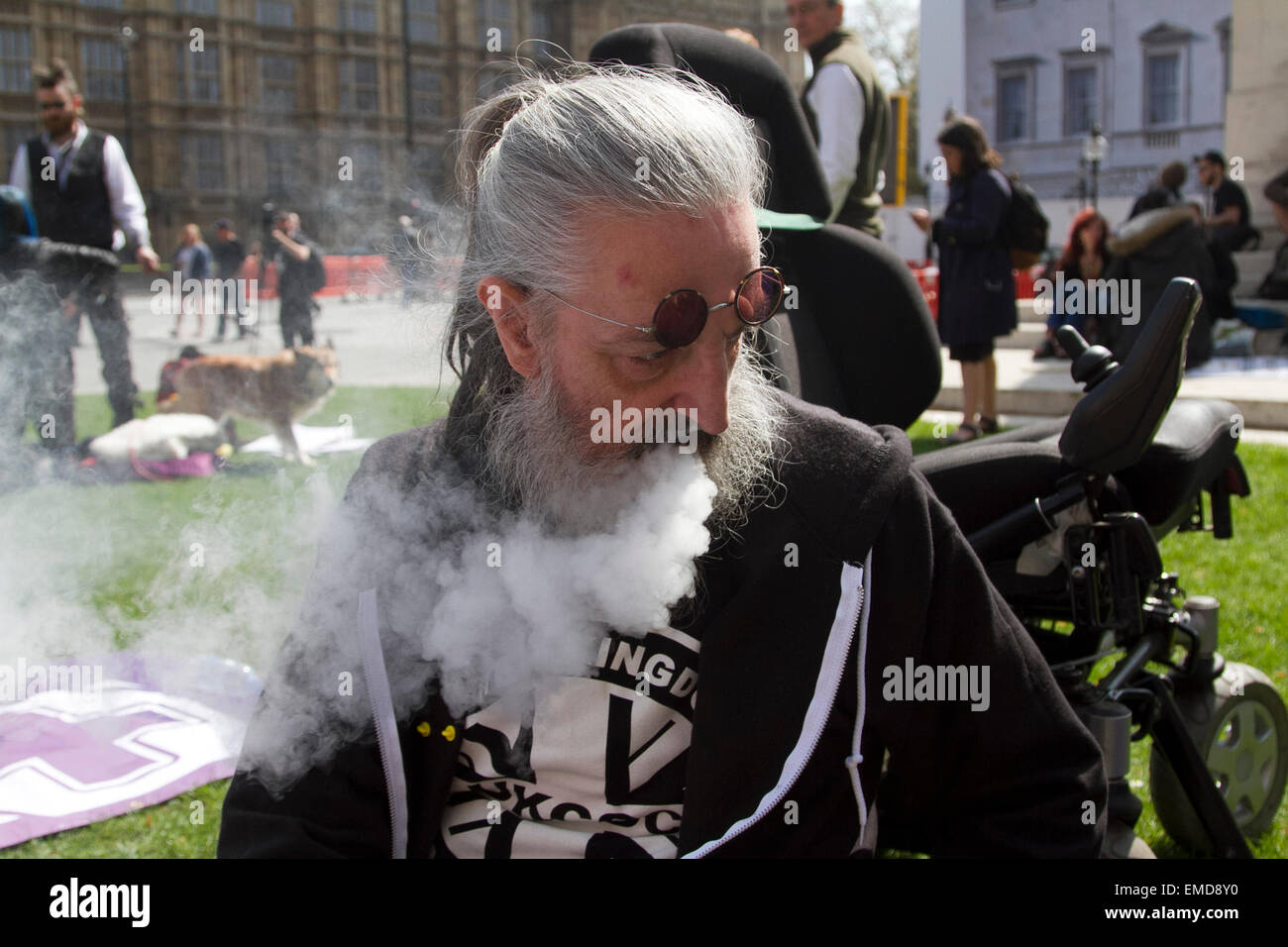 Westminster, London, UK. 20. April 2015. Anhänger-Mitglieder der Londoner Cannabis Club, Norml und UK Cannabis Social Club (UKCSC) versammelt gegenüber der Houses of Parliament, Kundgebung gegen bestehende UK Gesetze und Beschränkungen der Verwendung von Marihuana/Cannabis. Bildnachweis: Amer Ghazzal/Alamy Live-Nachrichten Stockfoto