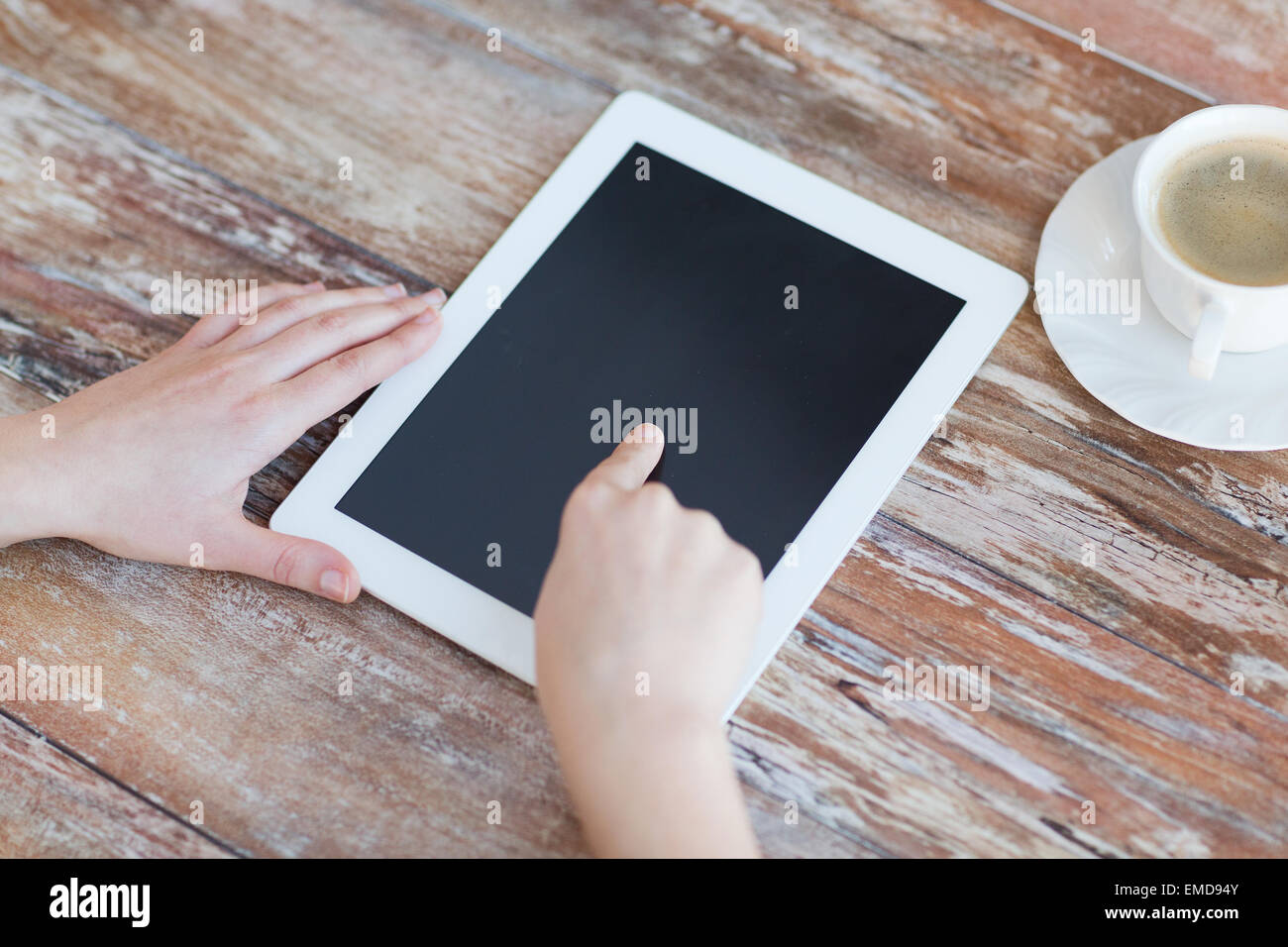 weibliche Zeigefinger zu Tablet-pc-Bildschirm Stockfoto