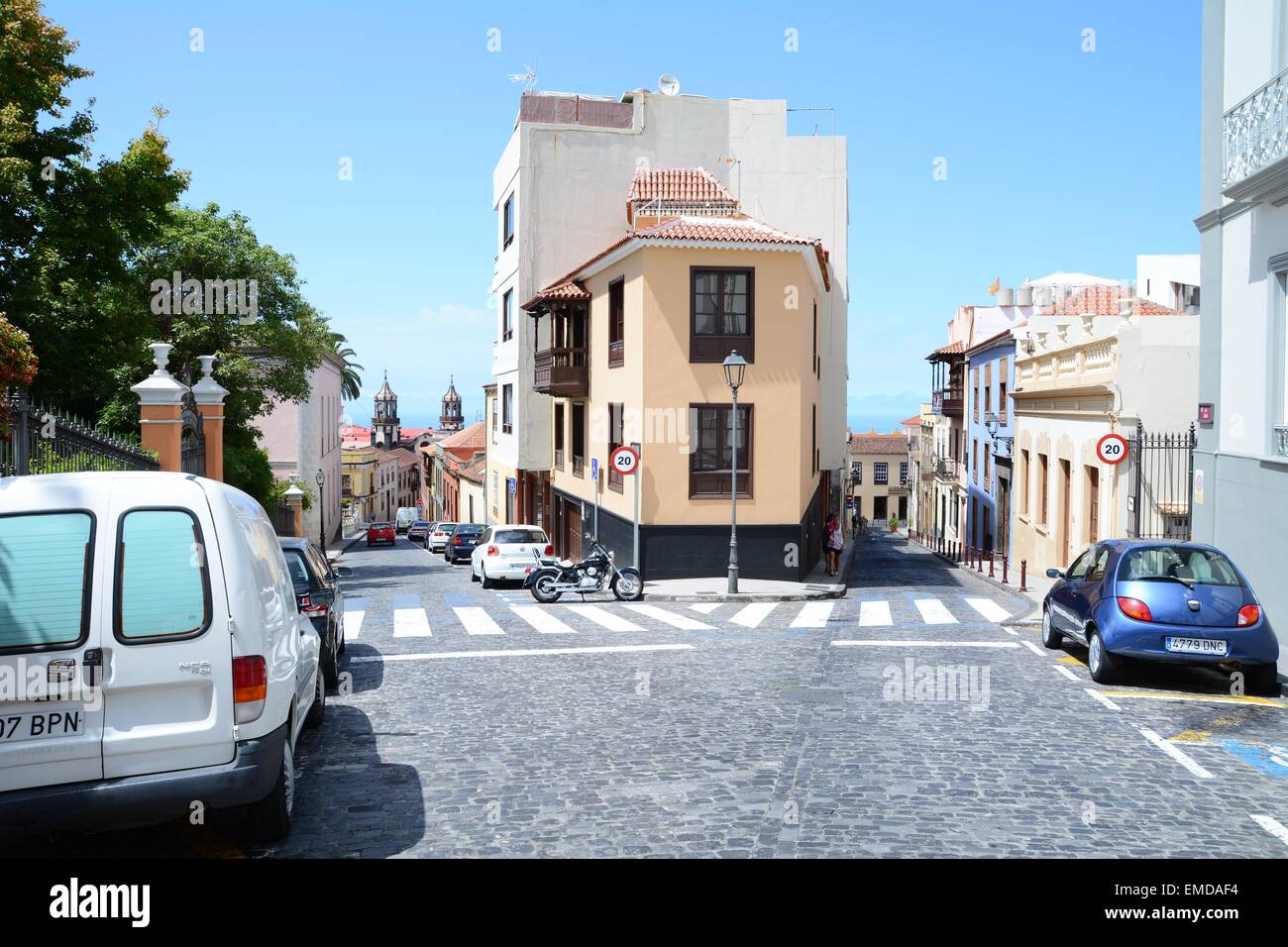 La Orotava Innenstadt mit parkende Autos auf der Straße in Teneriffa, Spanien. Stockfoto