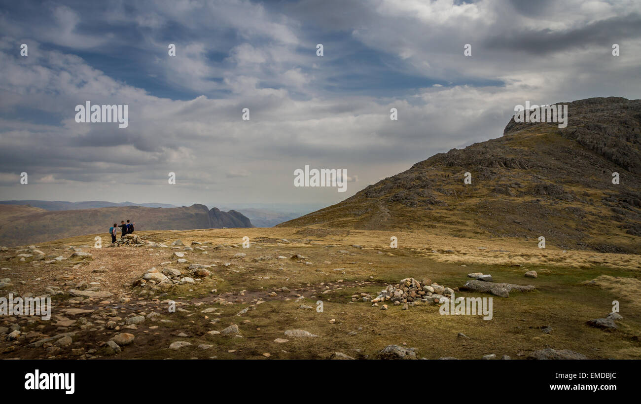 Wanderer, trainieren ihre Route bei Esk Hause mit saisonabhängige im Hintergrund und Esk Pike auf der rechten Seite Stockfoto