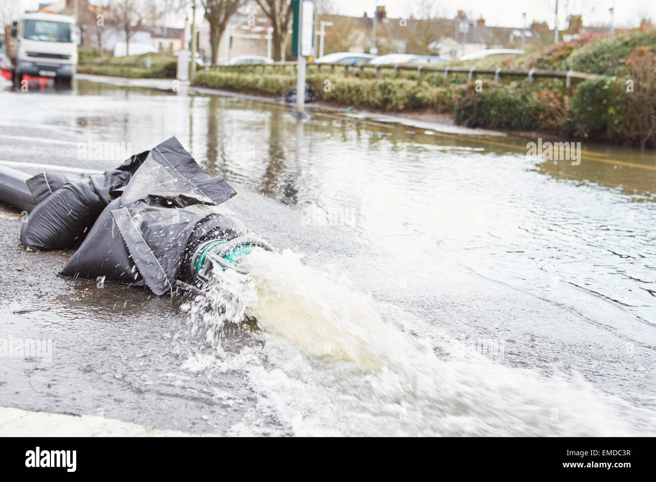 Pumpen von Wasser vom überfluteten städtischen Straße Stockfoto