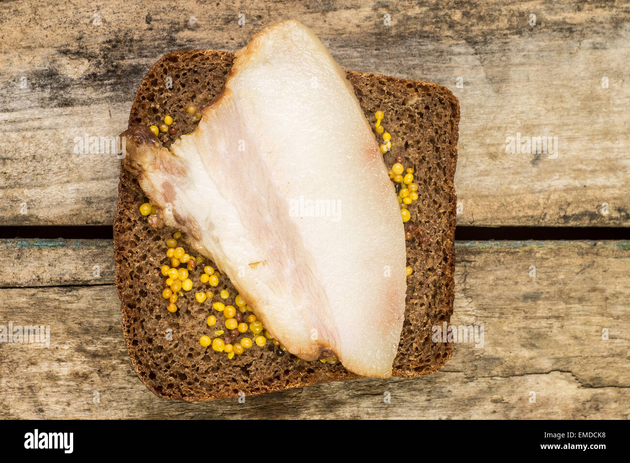 Ländliche Mahlzeit Zeit Hintergrund. Ansicht von oben Bild der Schinken Sandwich mit Senfkörner Stockfoto