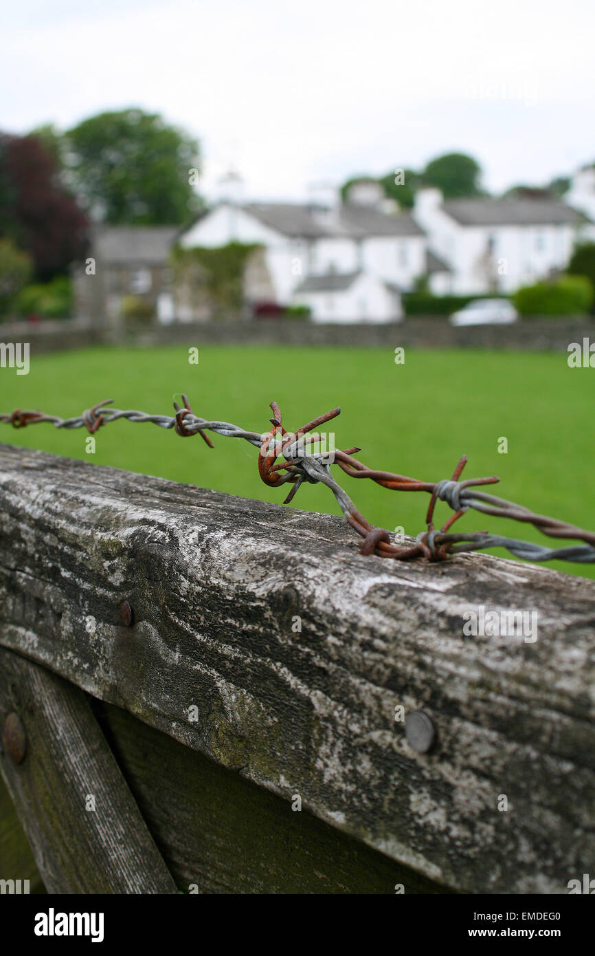 Holzzaun mit draht Fotos und Bildmaterial in hoher Auflösung Alamy