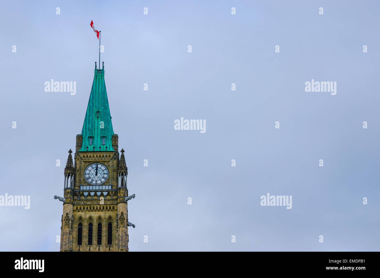 Parlament von Kanada am Parliament Hill in Ottawa. Nahaufnahme von der Peace Tower mit kanadischen Flagge oben. Stockfoto