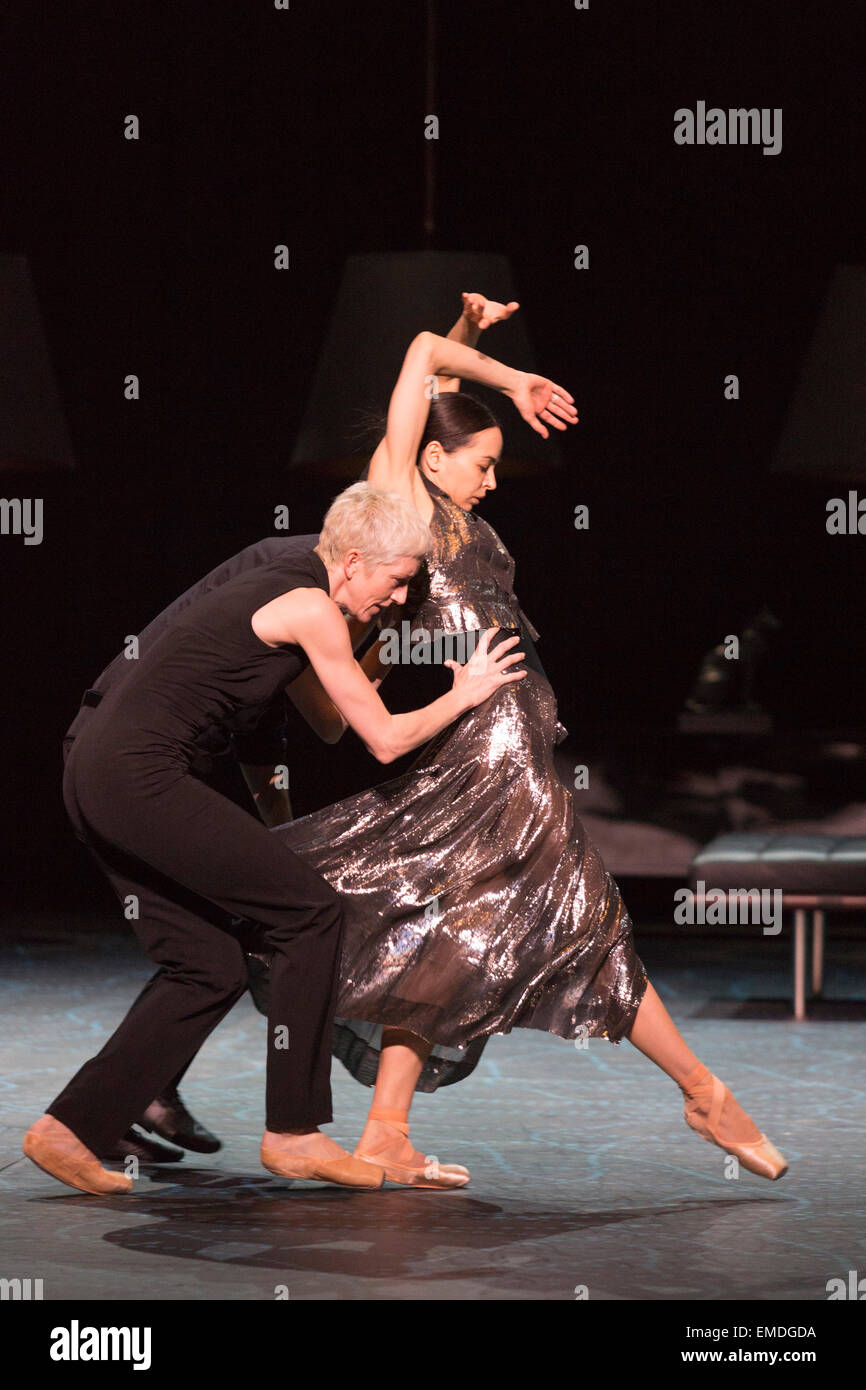 Im Bild: Bernice Coppieters und Diana Vishneva. Diana Vishneva, Star des Mariinsky Ballet und dem American Ballet Theatre, führt das Stück "Switch" bei einem Fototermin für die UK-Premiere von Diana Vishneva: On the Edge im London Coliseum. Die Show läuft aus für drei Aufführungen am 14., 16. und 18. April 2015. Tänzer: Diana Vishneva, Bernice Coppieters und Gaetan Morlotti. Choreographie von Jean-Christophe Maillot. Diana Vishneva Kostüm wurde von Karl Lagerfeld geschaffen. Bildnachweis: Bettina Strenske Stockfoto