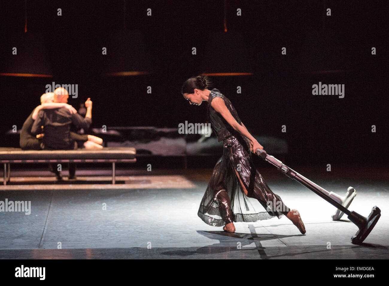 Im Bild: Diana Vishneva erklingt in der Front mit der Bar. Diana Vishneva, Star des Mariinsky Ballet und dem American Ballet Theatre, führt das Stück "Switch" bei einem Fototermin für die UK-Premiere von Diana Vishneva: On the Edge im London Coliseum. Die Show läuft aus für drei Aufführungen am 14., 16. und 18. April 2015. Tänzer: Diana Vishneva, Bernice Coppieters und Gaetan Morlotti. Choreographie von Jean-Christophe Maillot. Diana Vishneva Kostüm wurde von Karl Lagerfeld geschaffen. Bildnachweis: Bettina Strenske Stockfoto