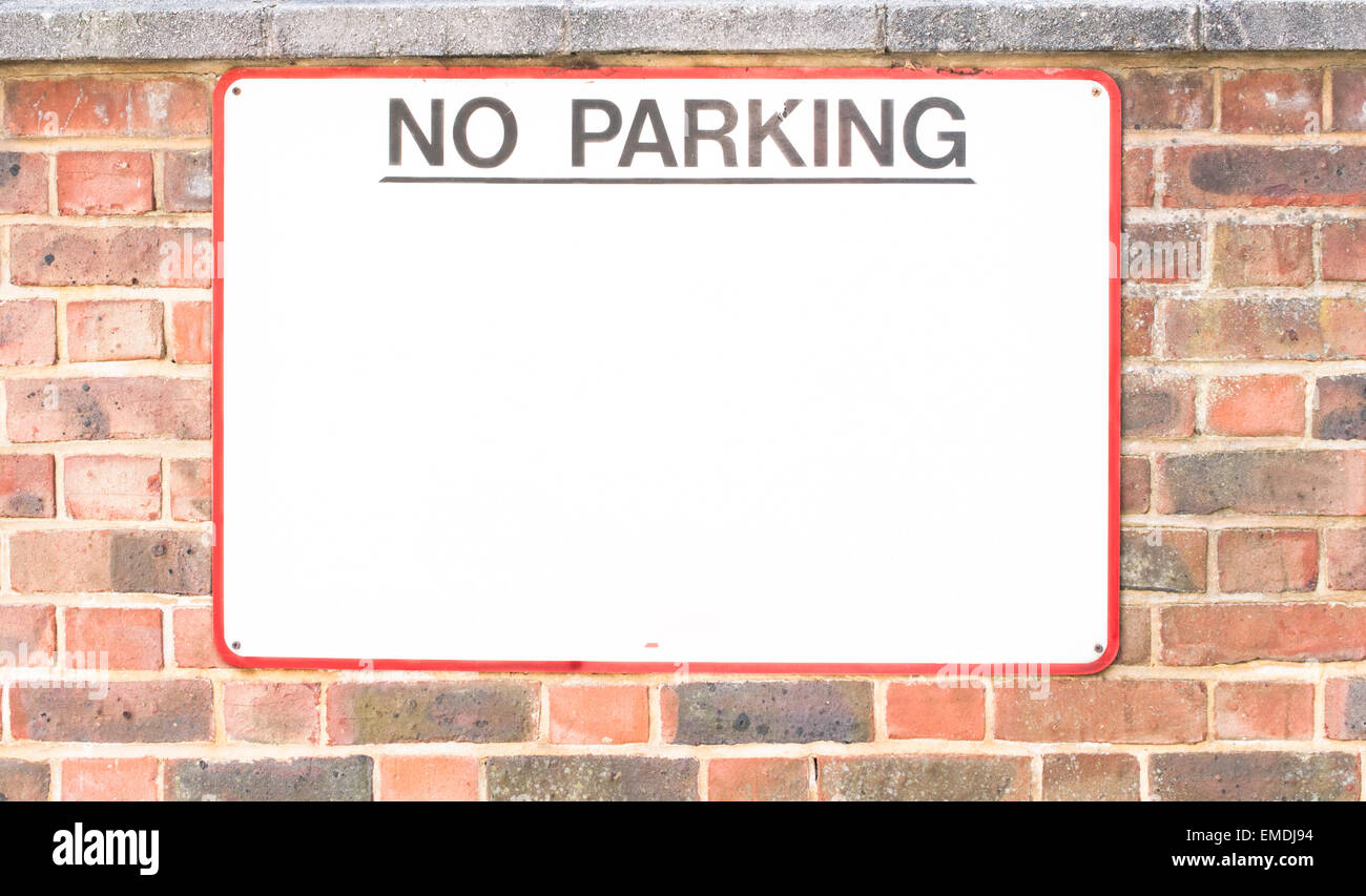 Warnzeichen für Autofahrer verbietet das Parken auf der Zufahrtsstraße Stockfoto