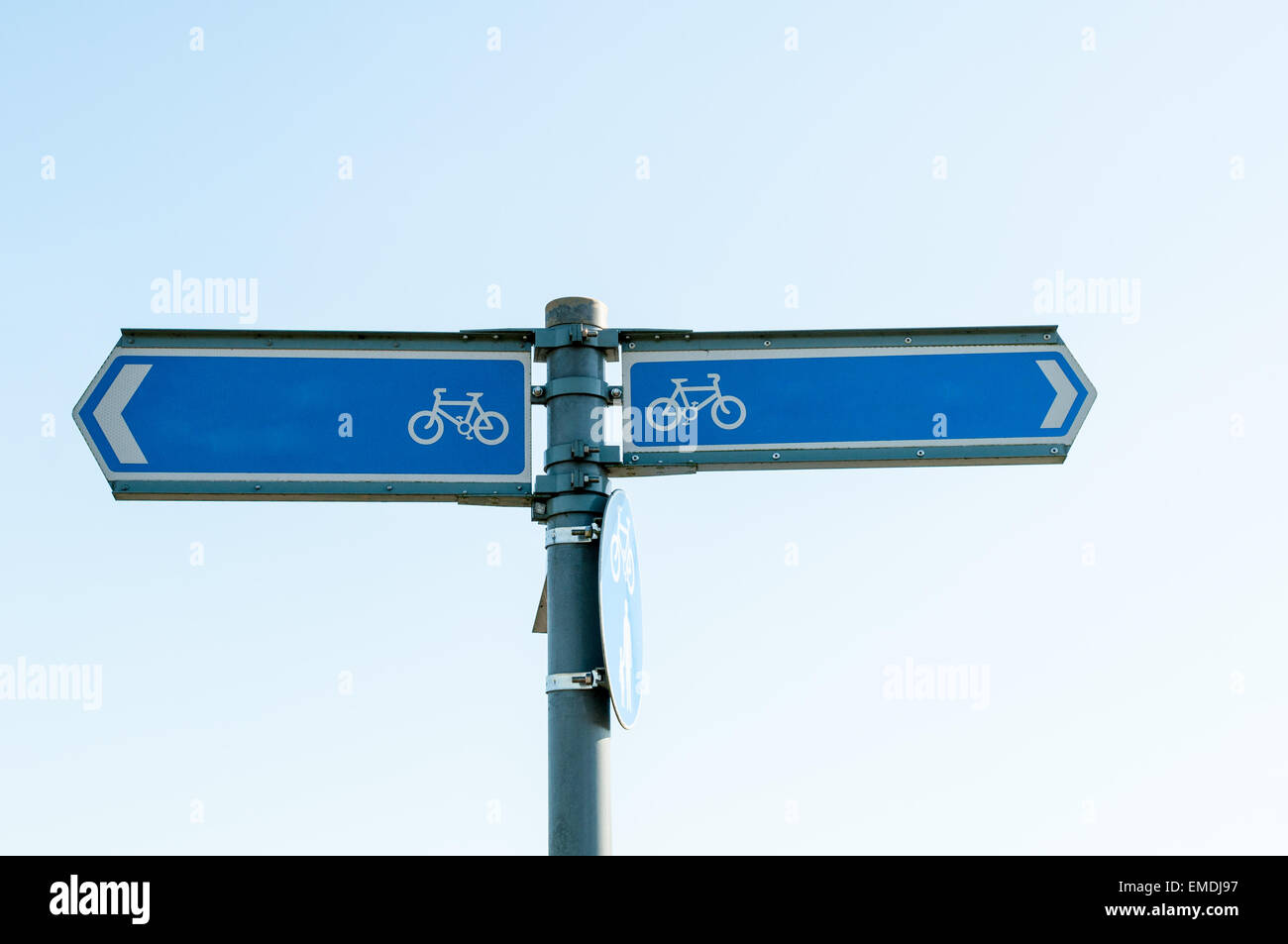 Blaues Schild Feldpost Richtungen für Radweg Stockfoto