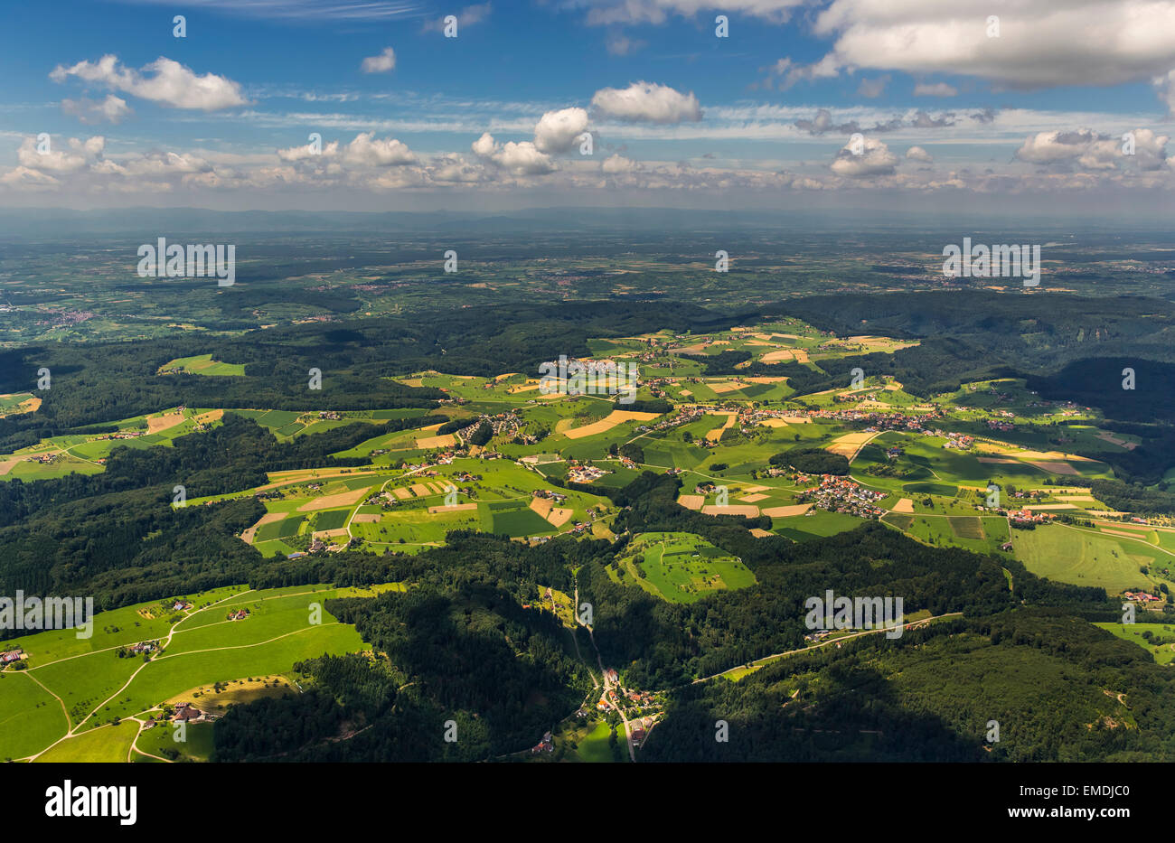 Schwarzwald-Landschaft mit Wäldern und Feldern, Schwarzwaldtal Tal, Freiamt, Baden-Württemberg, Deutschland Stockfoto