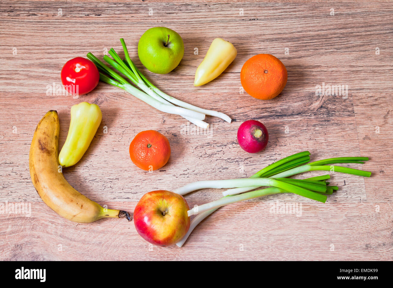 Gemüse; Essen; Früchte; Frucht; gesund; frisch; Hintergrund; Markt; Bio; pflanzliches; Tabelle; aus Holz; Grün; Holz; Natur; Stockfoto