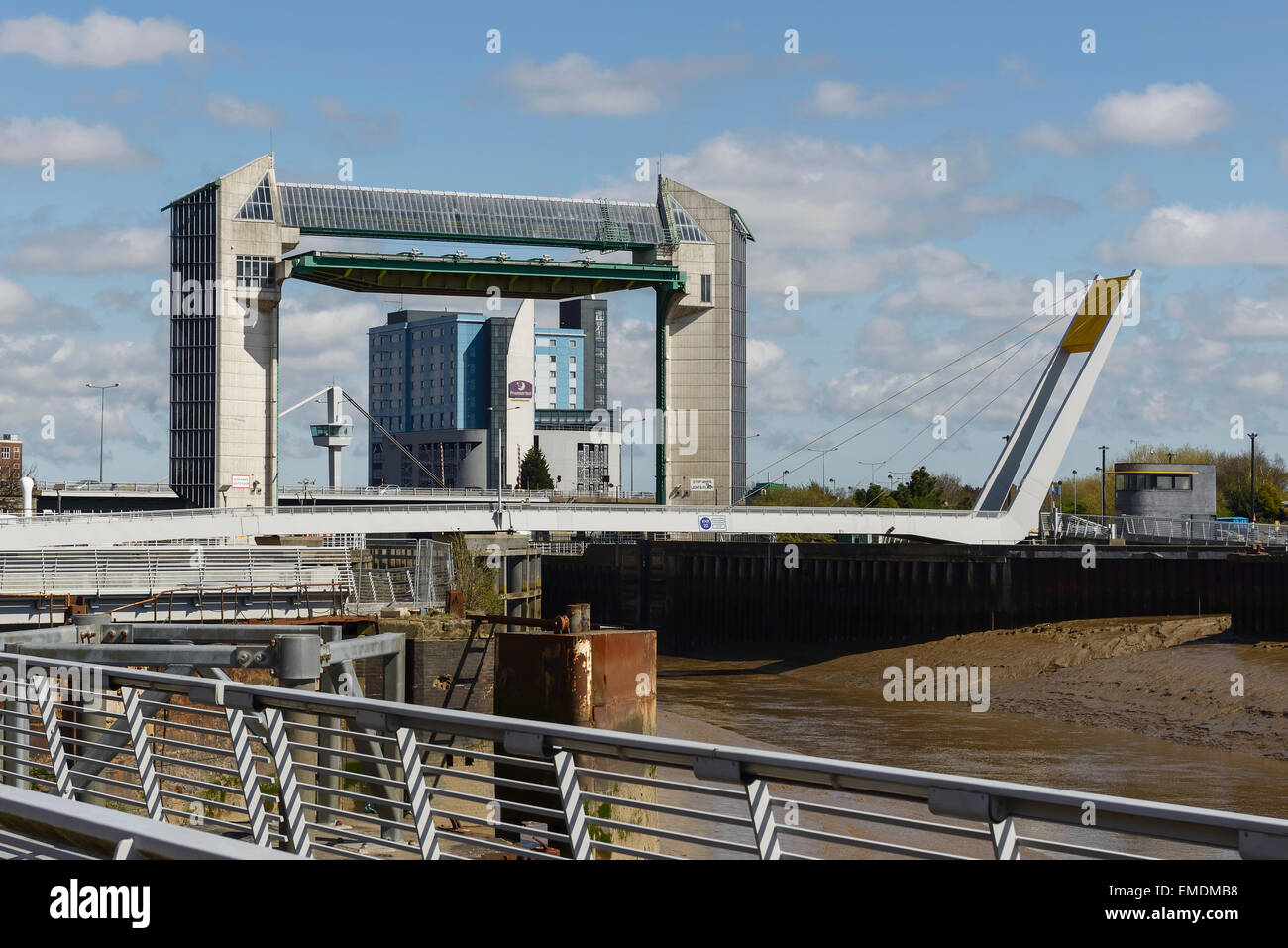Die Gezeiten-Welle Barriere über den River Hull im Stadtzentrum von Hull UK Stockfoto