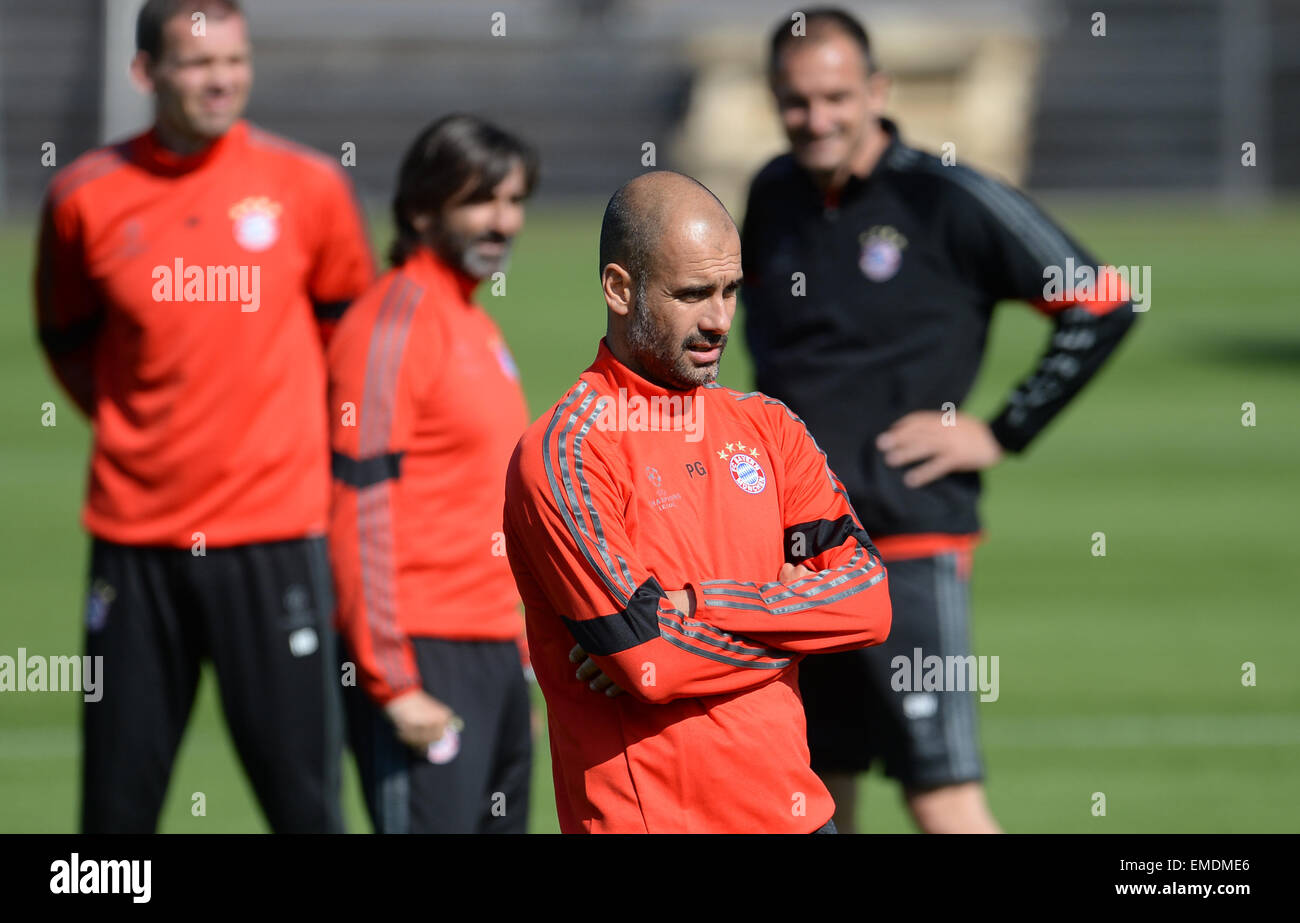 München, Deutschland. 20. April 2015. Pep Guardiola (vorne), Trainer der deutschen Fußball-Clubs FC Bayern München, Uhren die letzten Trainingseinheit in München, Deutschland, 20. April 2015. München wird FC Porto in der Champions League Viertelfinale Rückspiel Spiel am 21. April 2015 Gesicht. Foto: ANDREAS GEBERT/Dpa/Alamy Live-Nachrichten Stockfoto