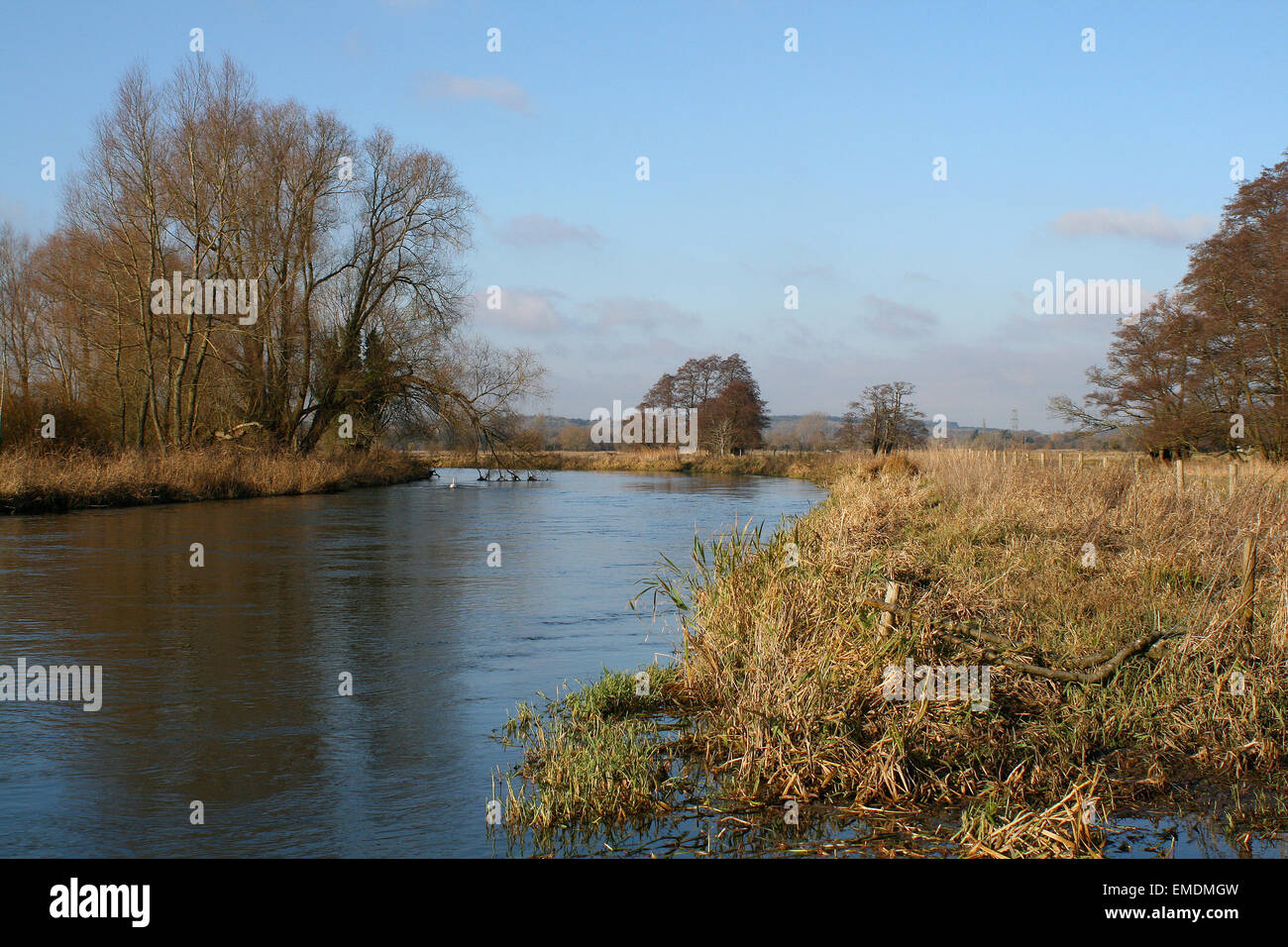 Fluss und Feldern UK Stockfoto