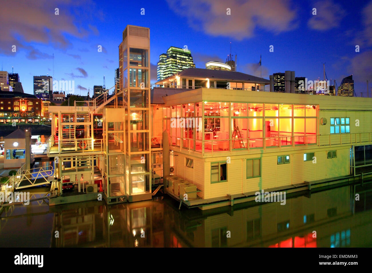 Puerto Madero Yachtclub Blick in der Abenddämmerung mit Wasserreflexionen und Lichter, Buenos Aires, Argentinien Stockfoto