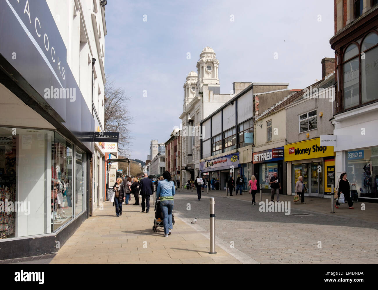 Geschäften im Stadtzentrum und Shopper in Fußgängerzone Oxford Street, Swansea, West Glamorgan, South Wales, UK, Großbritannien Stockfoto