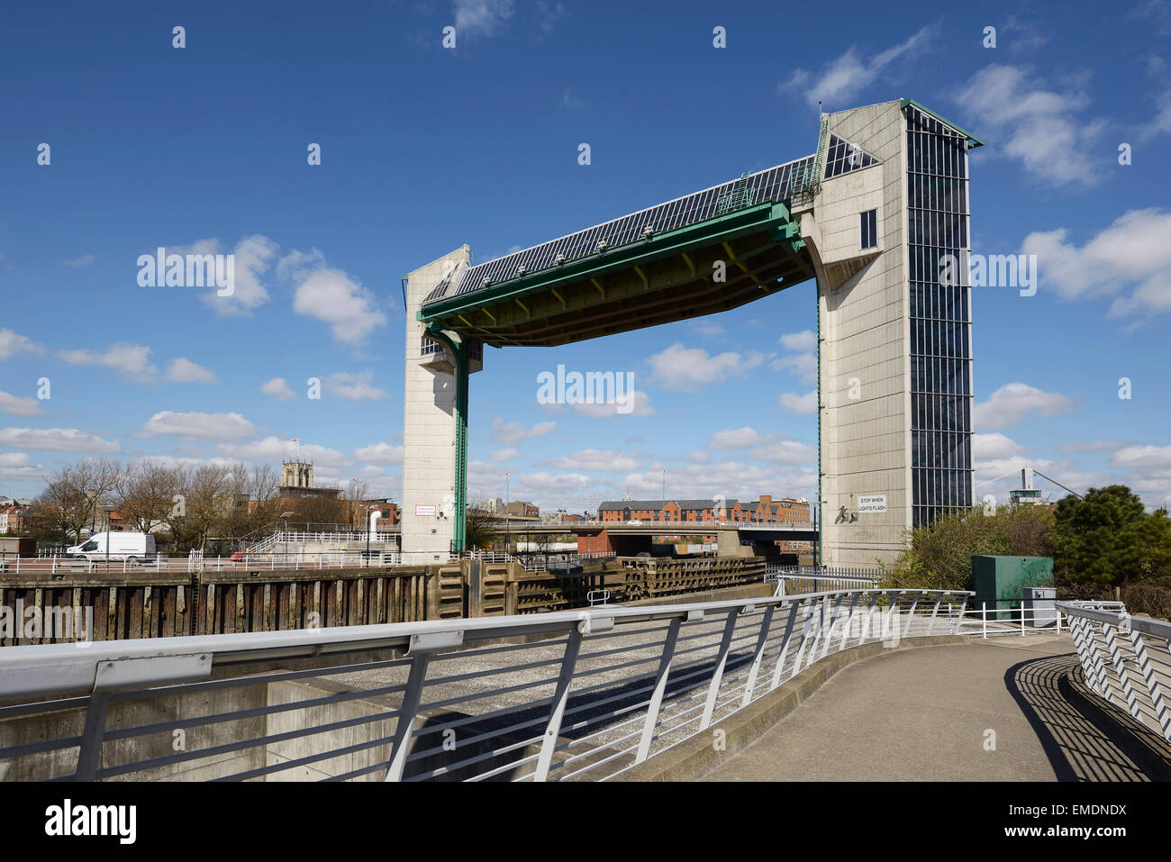 Die Gezeiten-Welle Barriere über den River Hull im Stadtzentrum von Hull UK Stockfoto