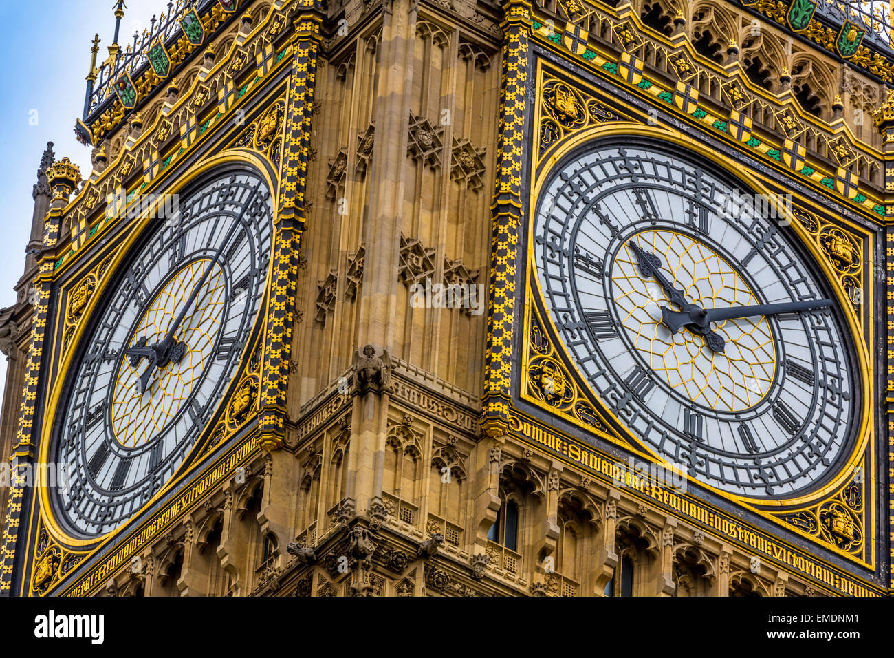 Ein helles Bild in der Nähe von Big Ben, die offiziell als Das Elizabeth Tower am nördlichen Ende der Houses of Parliament London England Großbritannien Stockfoto