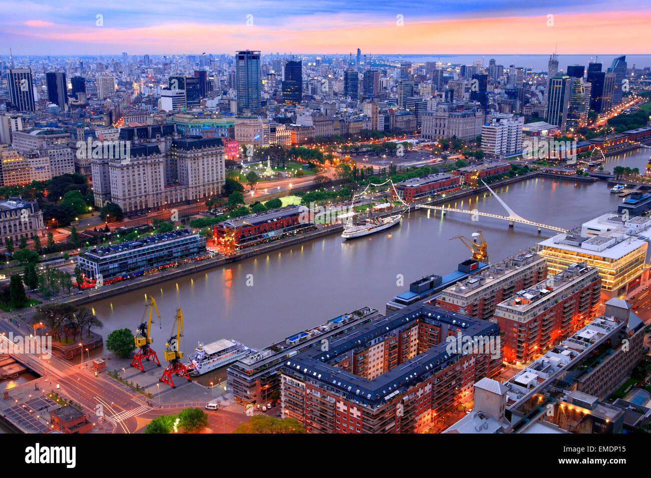 Frau ´s Brücke und Sarmiento Fregatte. Puerto Madero-Buenos Aires-Argentinien Stockfoto