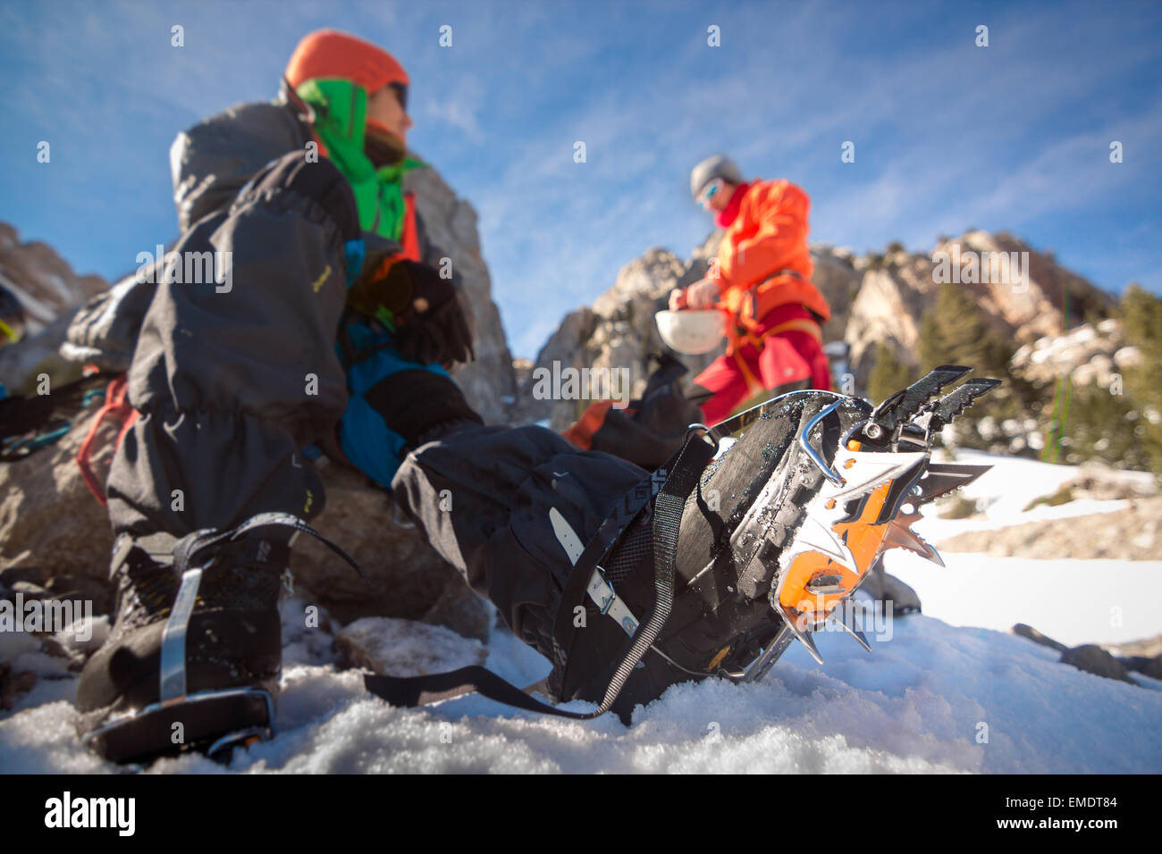 Eiskletterer technische Ausrüstung anziehen. Stockfoto