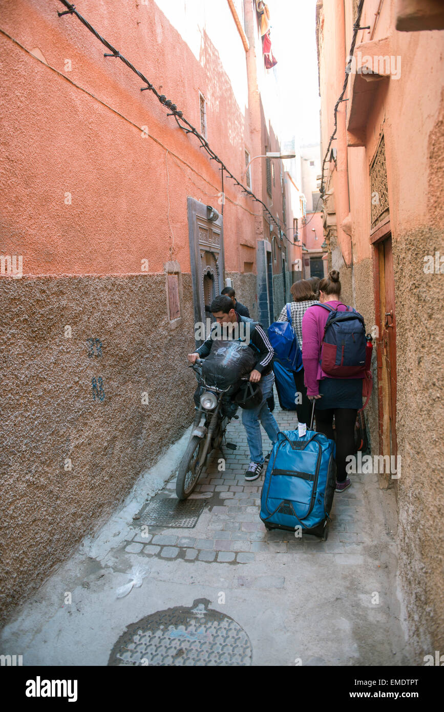 Amerikanische Touristen kommen in Riad Menzeh, in der Nähe von Sidi Ayoub in Medina in Marrakesch, Marokko. Stockfoto