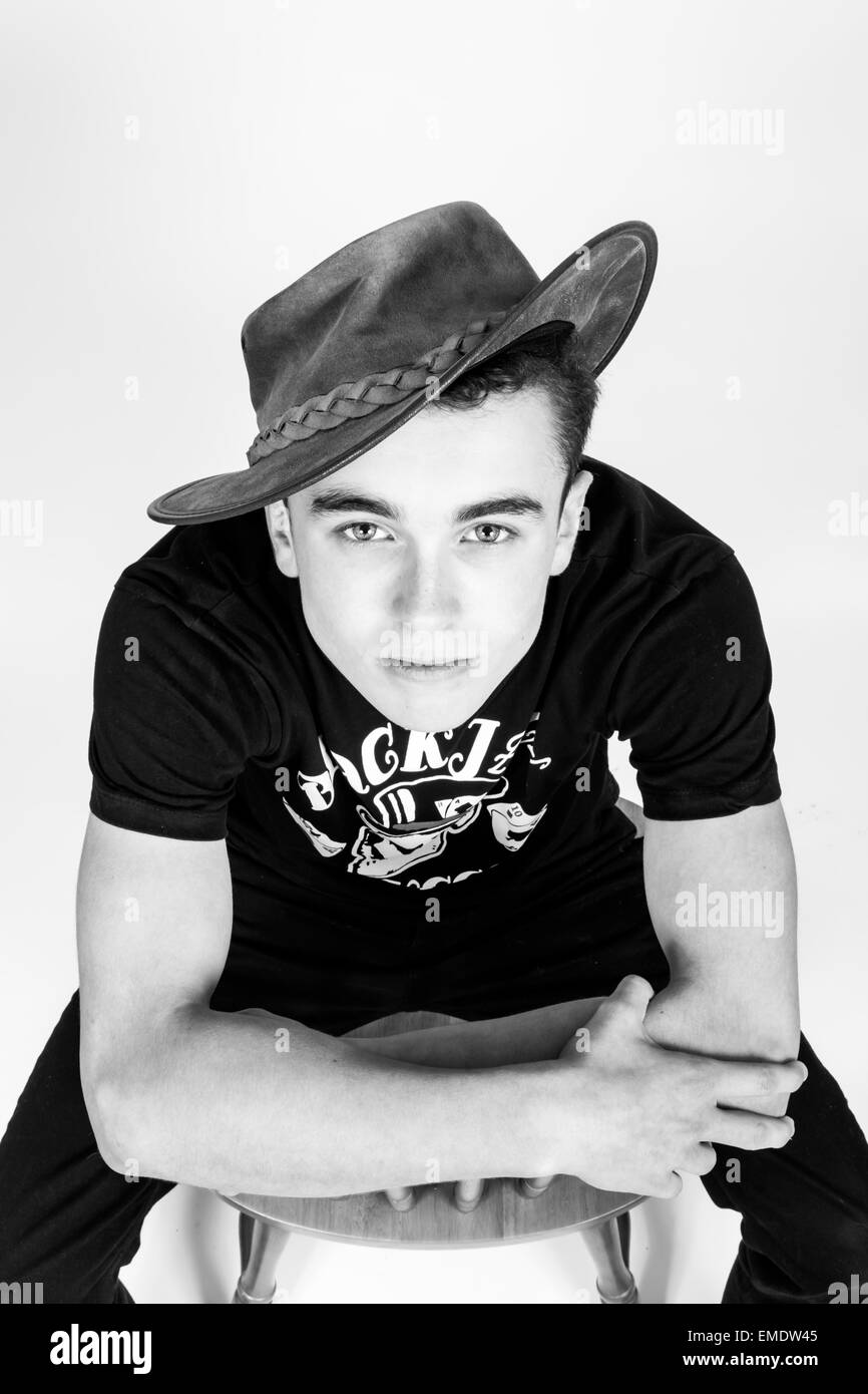 Portrait eines weißen britischen Teen jungen einen Hut in schwarz / weiß Stockfoto