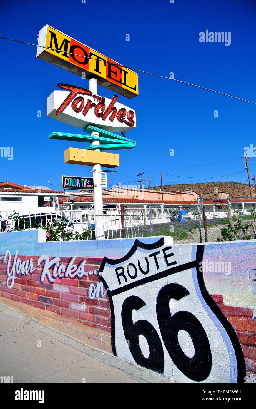 mit Blick auf historische Fackeln Motel und Route 66 Schriftzug in Barstow, Kalifornien Stockfoto
