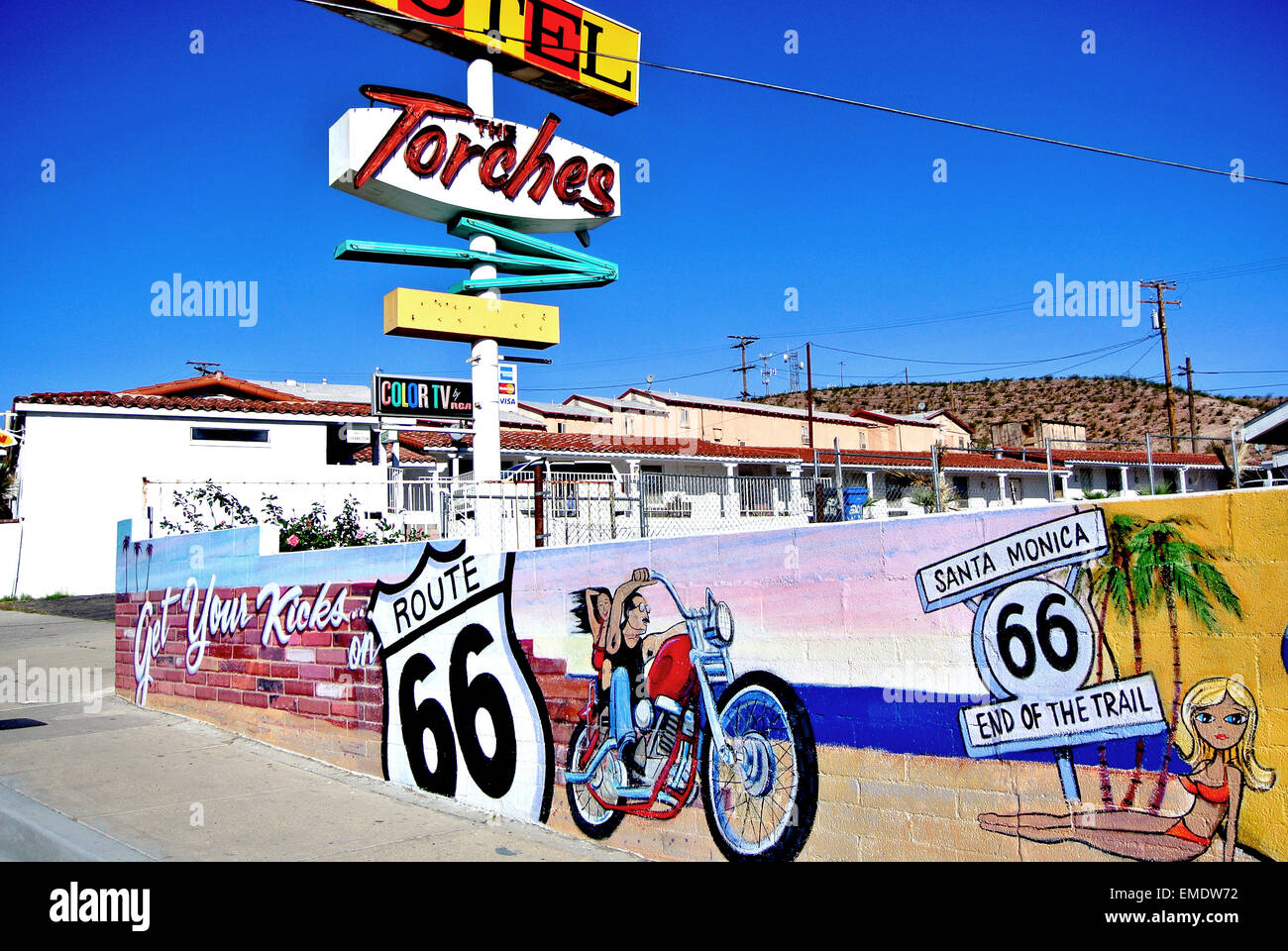Ansicht der historischen Route 66 und Fackeln Motel Wand mit künstlerischen Graffiti bemalt an Motel Wand in Barstow, Kalifornien Stockfoto