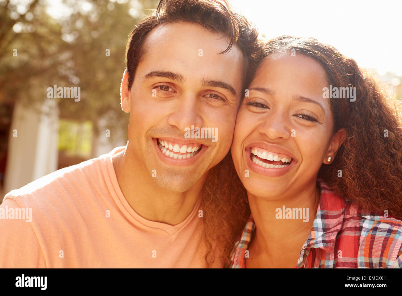 Kopf und Schultern Porträt des Paares im Urlaub Stockfoto