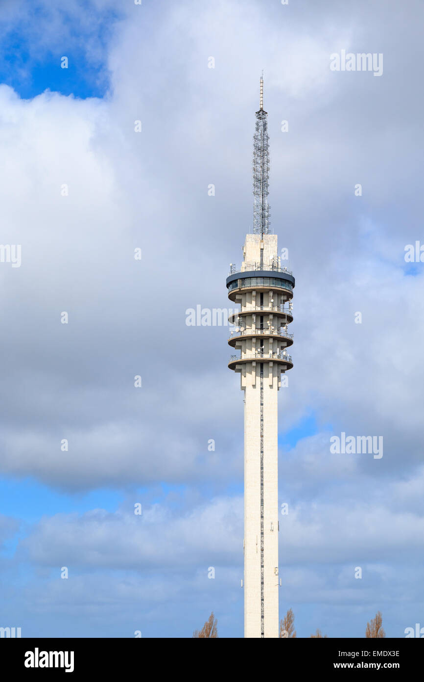 Ehemalige Fernsehturm in Lelystad, Niederlande. Der Turm dient heute als ein Computer Data Center. Stockfoto