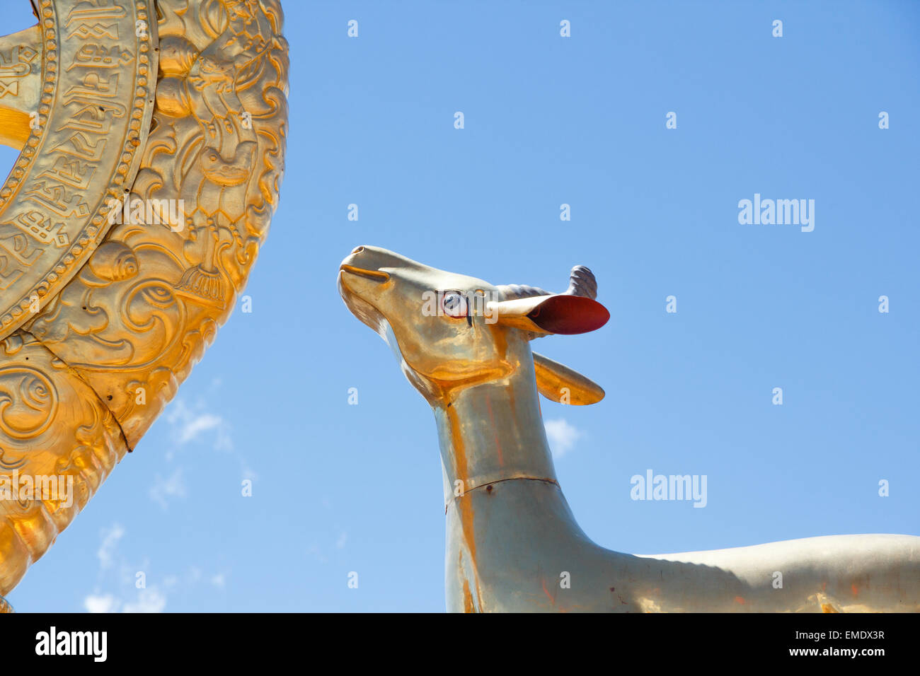 Detail der Statue auf dem Dach eines der zwei goldene Hirsch flankieren ein Dharma-Rad auf den Jokhang Tempel in Lhasa, Tibet Autonom Stockfoto