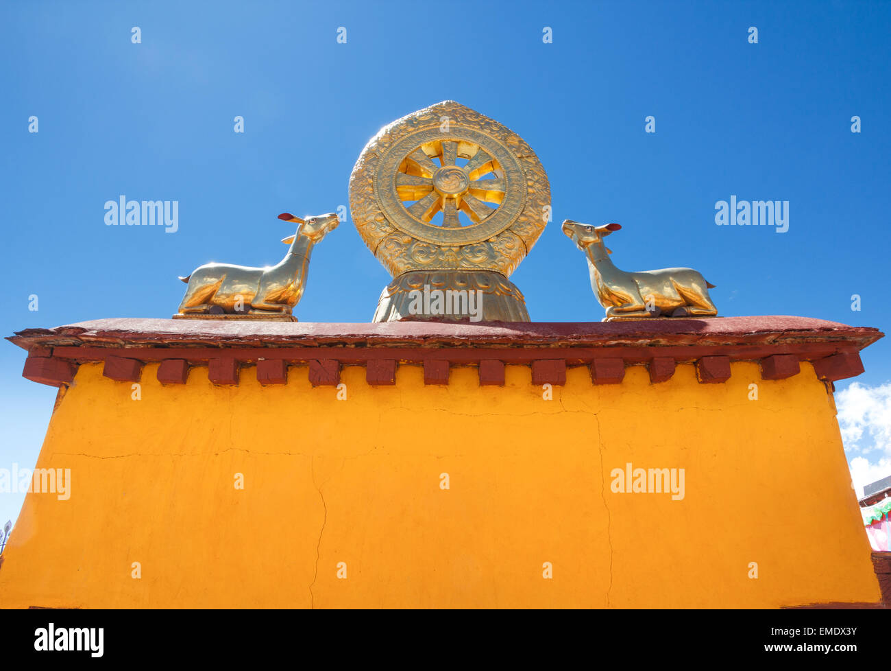 Auf dem Dach Statuen von zwei goldenen Hirschen flankieren ein Dharma-Rad auf den Jokhang Tempel in Lhasa, Tibetaanse Autonome Regio, China. Die Stockfoto