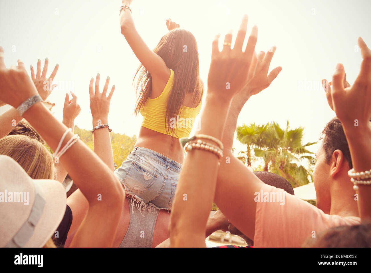 Gruppe junger Menschen genießen im freien Musikfestival Stockfoto