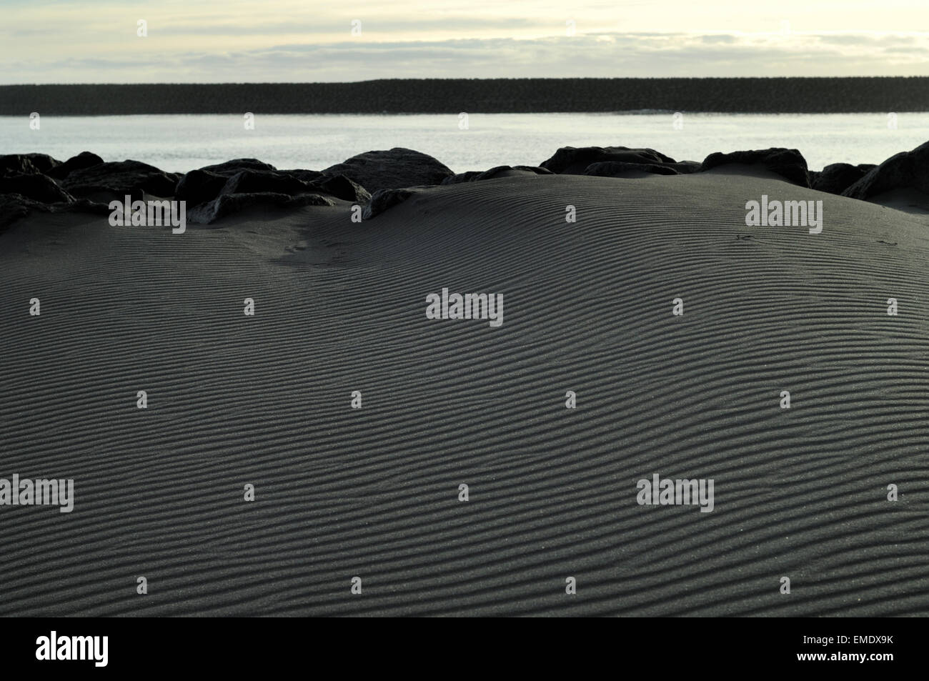 Dunklem Sand am Hafen in Bakkafjara Stockfoto