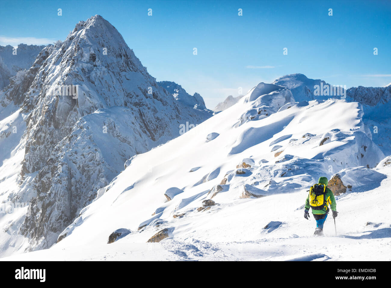 Bergsteiger auf den Gipfel wandern Stockfoto