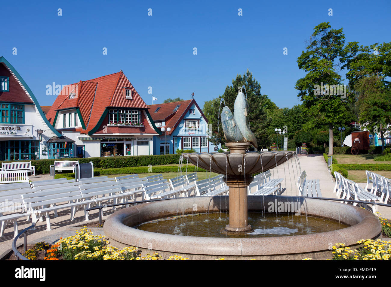 Brunnen und Bänken in der Kurpark im Badeort Boltenhagen, Mecklenburg-Vorpommern, Deutschland Stockfoto