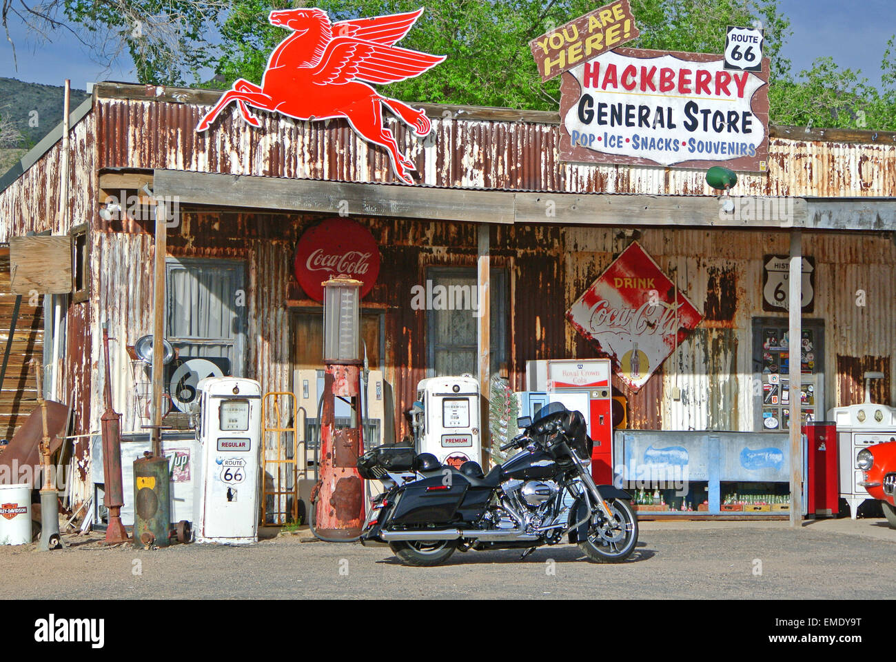 alten Gemischtwarenladen mit Vintage Pumps und Texaco unterzeichnen auf der Route 66 in der ehemaligen Bergbaustadt Hackberry Arizona Stockfoto