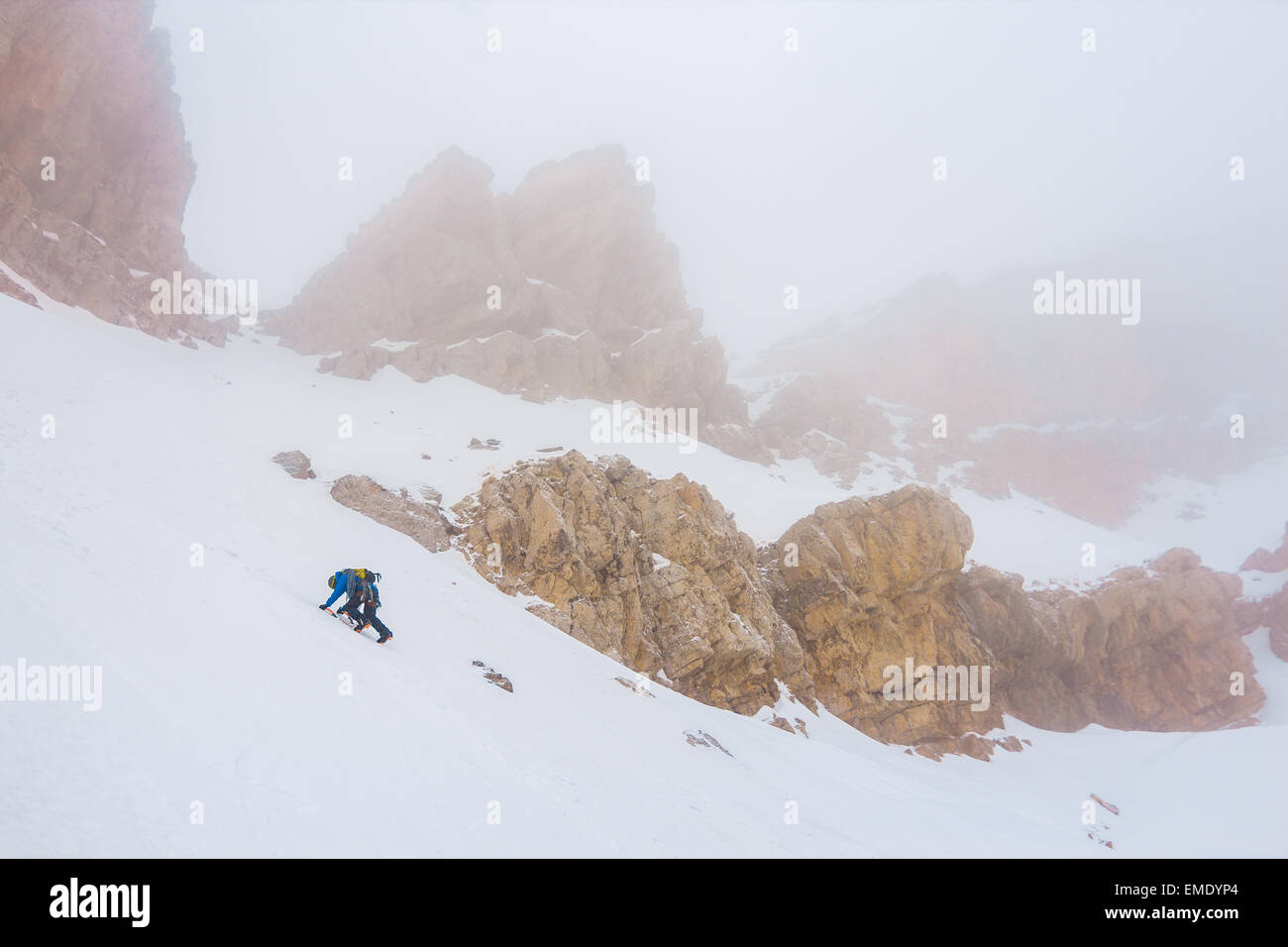 Bergsteiger aufsteigend an einem steilen Hang. Stockfoto