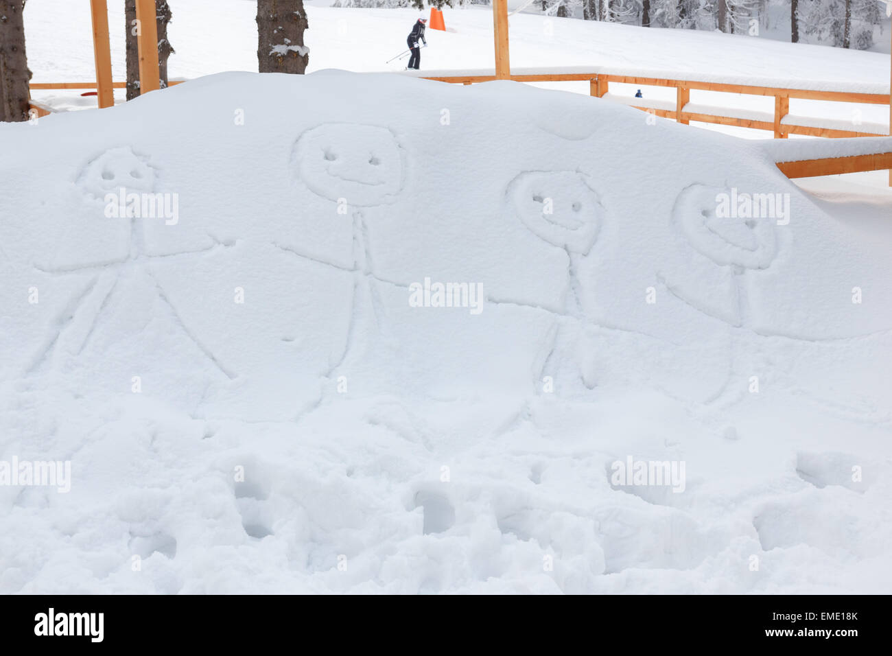 Happy Lächeln Stickman Familie gezeichnet von Hand im Schnee vor der Skipisten auf dem Berg Stockfoto