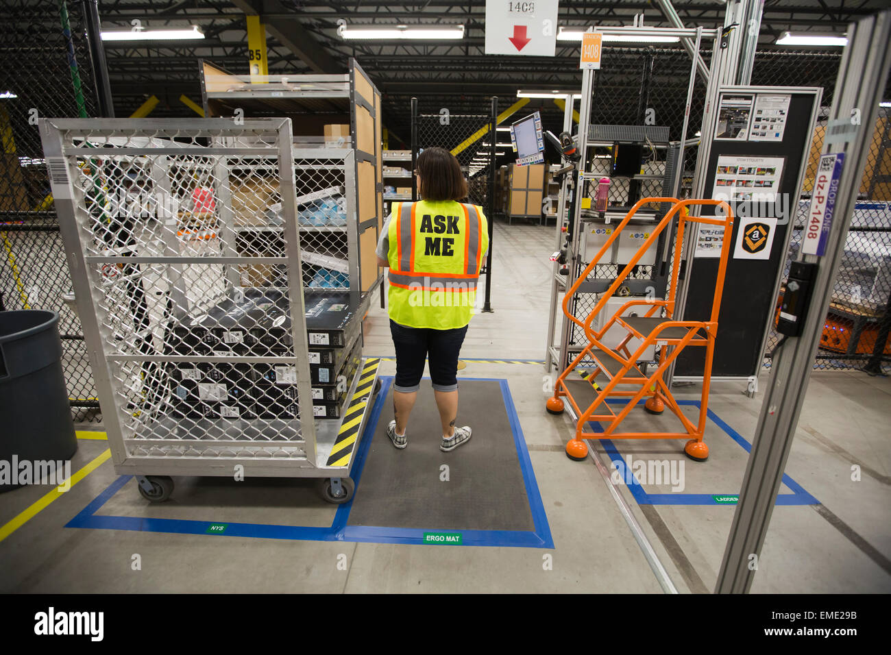 Hispanic Arbeitnehmerin bei Amazon Fulfillment-Center verfolgt Pakete im Lager Stockfoto
