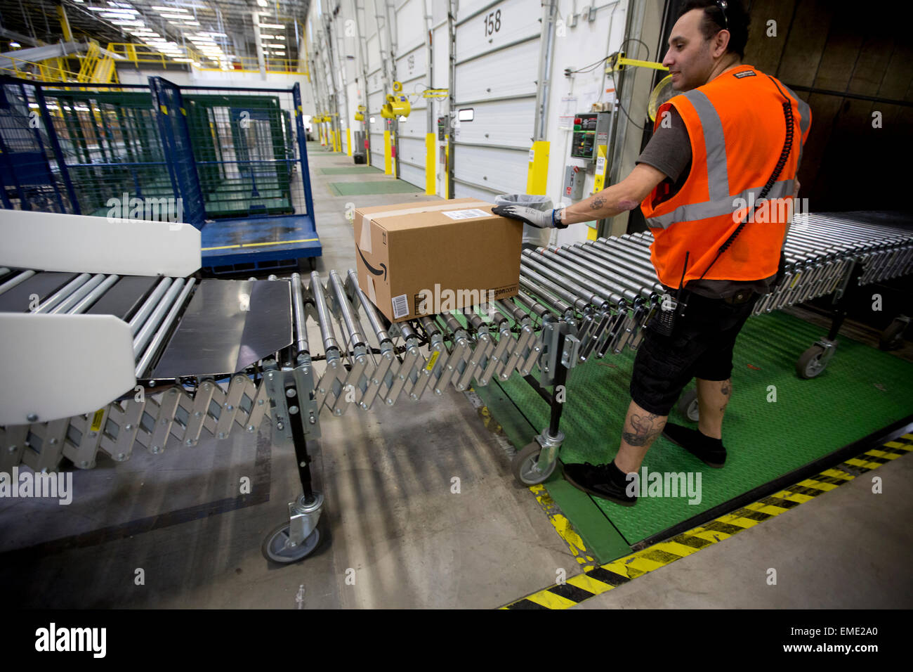 Amazon Versand center verwendet voraus-Tracking-System Paket Bestellungen und setzen Sie in großen LKW-Anhänger für die Lieferung Stockfoto