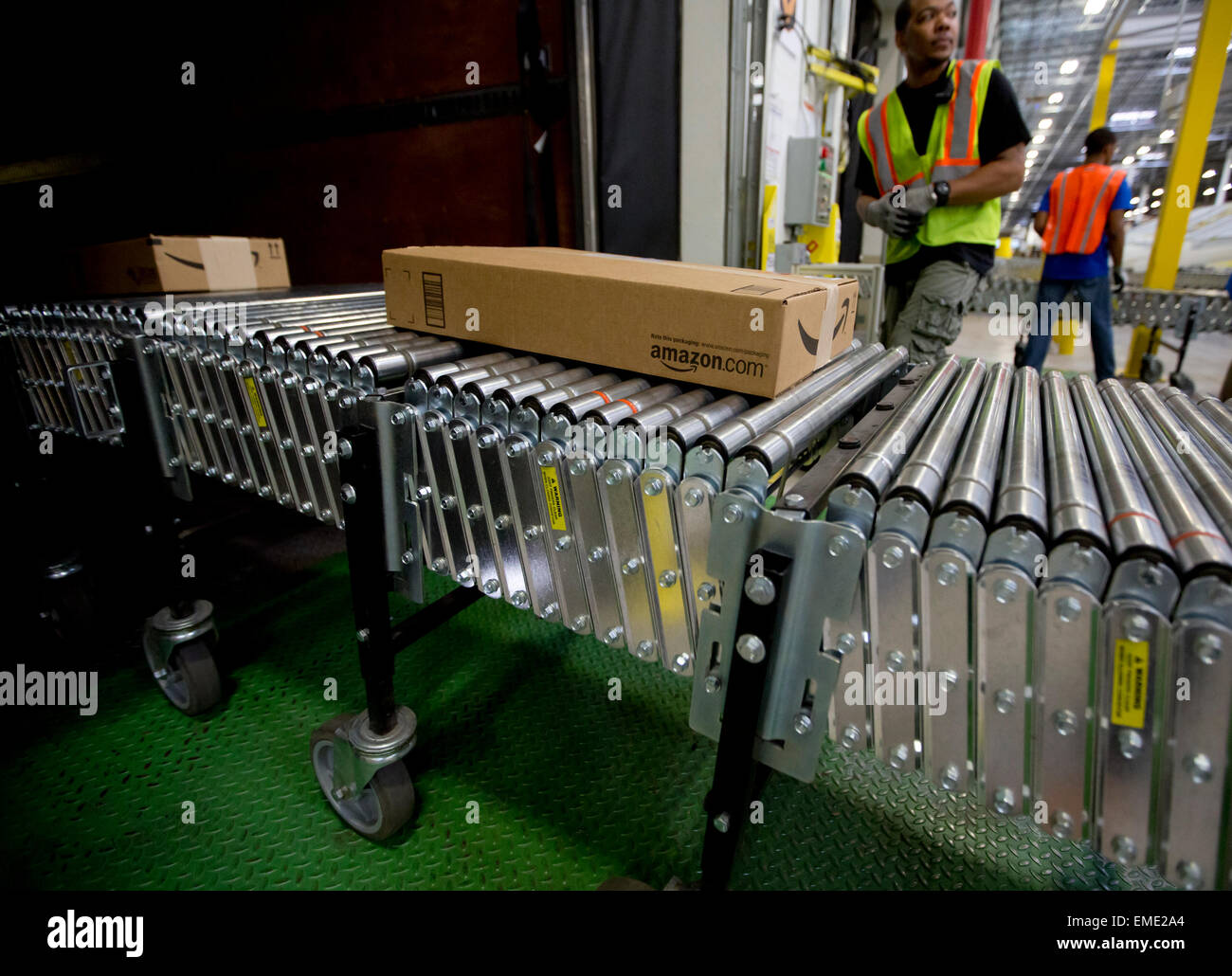 Amazon Versand center verwendet voraus-Tracking-System Paket Bestellungen und setzen Sie in großen LKW-Anhänger für die Lieferung Stockfoto