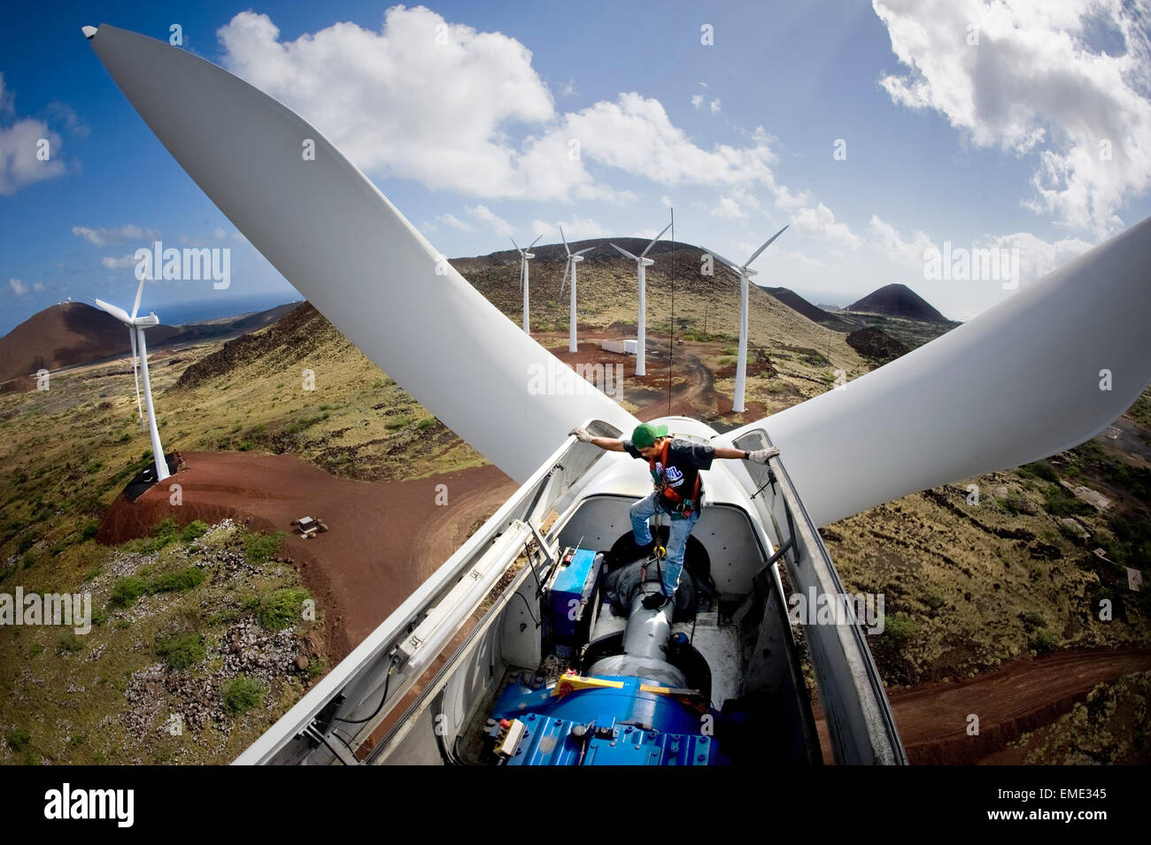 Arbeiter führt Funktionskontrolle der drehenden Rotorblätter und Antriebsstrang der 900kW Windkraftanlagen installiert auf dem US-Air Force Base Aufstieg Hilfs Flugplatz 25. Juni 2009 in Ascension Island, Süd-Atlantik. Stockfoto