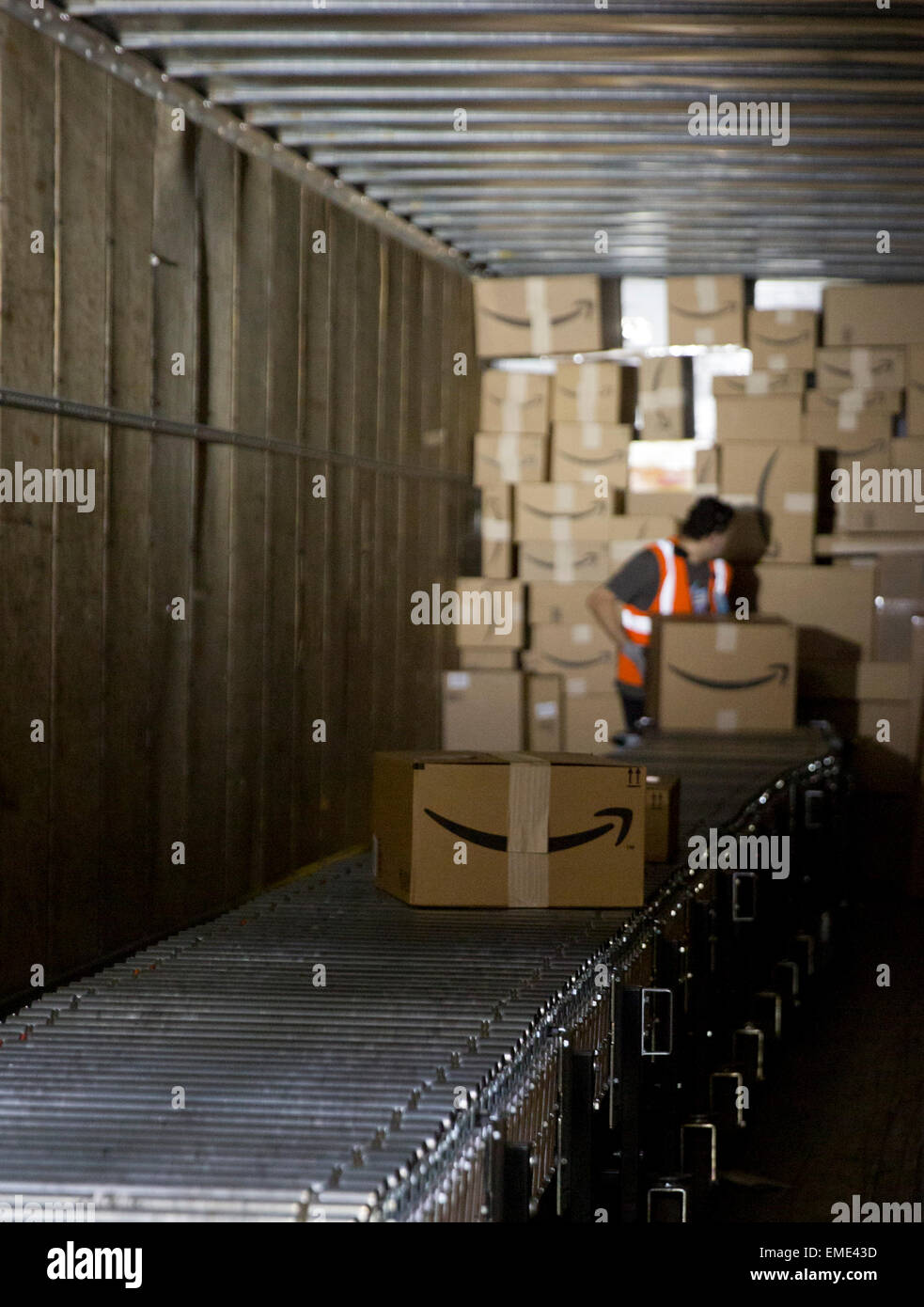 Amazon Versand center verwendet voraus-Tracking-System Paket Bestellungen und setzen Sie in großen LKW-Anhänger für die Lieferung Stockfoto