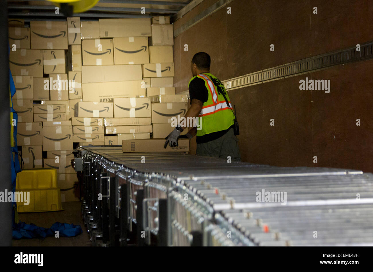 Amazon Versand center verwendet voraus-Tracking-System Paket Bestellungen und setzen Sie in großen LKW-Anhänger für die Lieferung Stockfoto