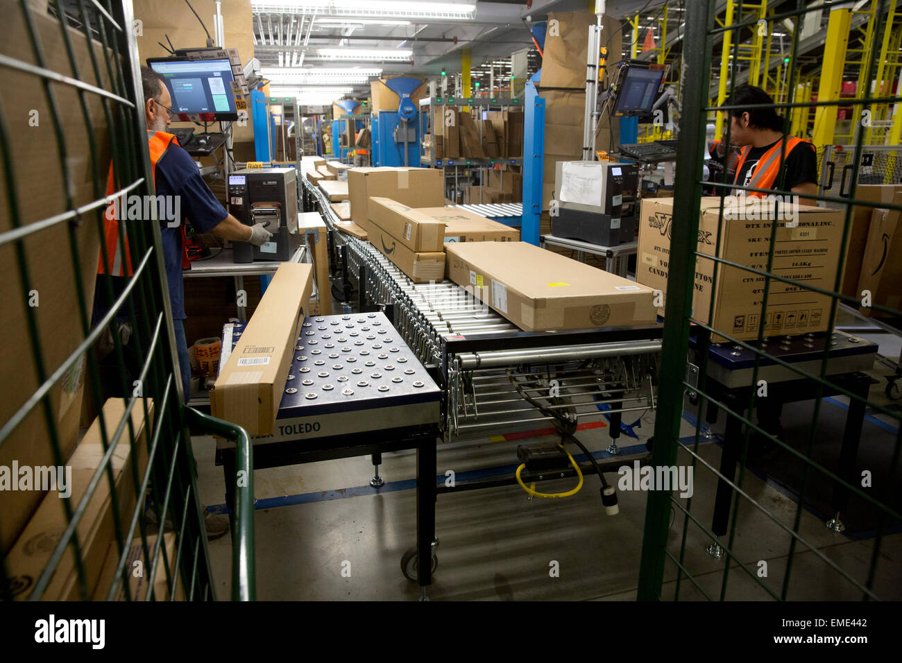 Mitarbeiter organisieren Kartons für den Versand bei Amazon Fulfillment-Center in Texas Stockfoto