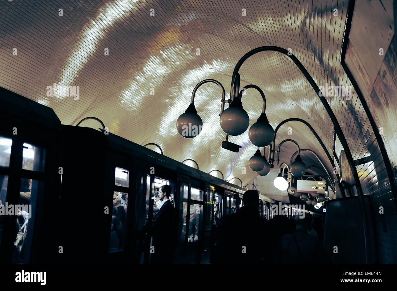 Paris Metro-Station im Sommer 2006 aufgenommen Stockfoto