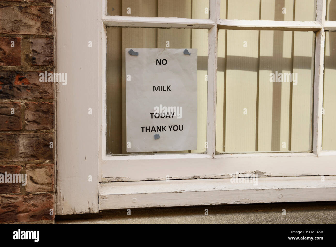 Keine Milch heute Zeichen in einem Fenster Stockfoto
