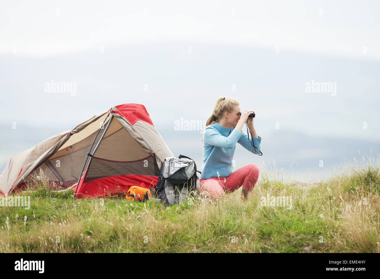 Teenager-Mädchen auf Camping-Ausflug In die Natur Stockfoto